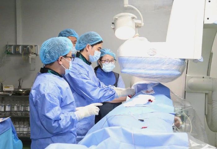 Các bác sĩ tiến hành can thiệp, điều trị cho bệnh nhân.