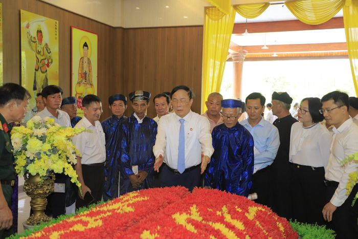 Đại biểu tham quan Đài hóa thân hoàn vũ Huế