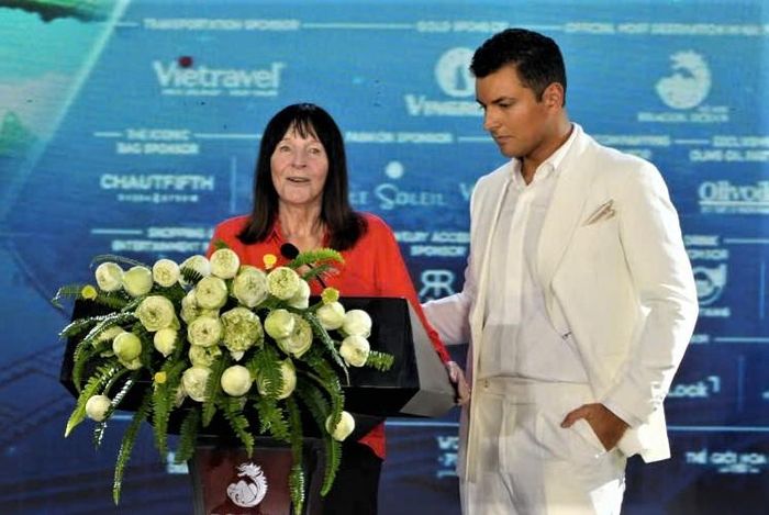  Bà Julia Morley, Chủ tịch kiêm Tổng Giám đốc Điều hành Tổ chức Miss World phát biểu tại chương trình.