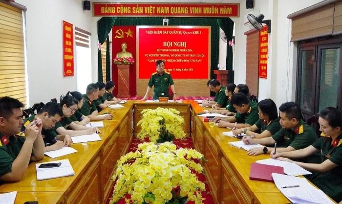  Đồng chí Đại tá Vũ Xuân Tuấn, Viện trưởng VKSQS Quân khu 3 phát biểu tại Hội nghị rút kinh nghiệm phiên tòa.