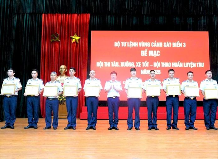  Đại tá Cao Vũ Long trao thưởng cho các tập thể, cá nhân đạt thành tích tốt trong tham gia Hội thi - Hội thao.