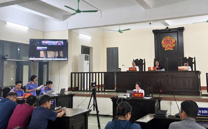 Đại diện Viện kiểm sát công bố bài phát biểu tại phiên toà.