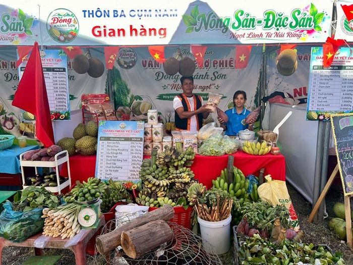  Gian hàng giới thiệu các sản vật địa phương.