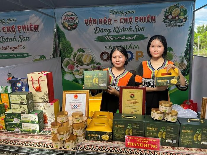  Một gian hàng trưng bày, giới thiệu các sản phẩm OCOP địa phương tại phiên chợ.