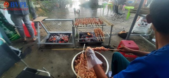  Giới thiệu món ăn từ sản vật địa phương. Ảnh: NH.
