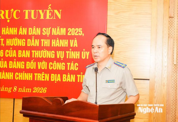 Đồng chí Phạm Quốc Nam, Bí thư Đảng ủy, Trưởng thi hành án dân sự tỉnh quán triệt, triển khai các nội dung tại Hội nghị. Ảnh Hoàng Hiếu.