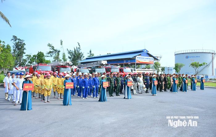 Tham gia diễn tập có 350 cán bộ, chiến sĩ, nhân viên lực lượng quân sự, Cảnh sát PCCC và các cơ quan, đơn vị trên địa bàn. Ảnh: Thành Cường