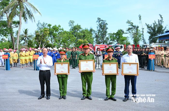 Phó Chủ tịch Thường trực UBND tỉnh đã trao tặng Bằng khen cho 4 tập thể và cá nhân có thành tích xuất sắc trong tham mưu và thực tập phương án diễn tập phòng cháy tỉnh năm 2026. Ảnh: Thành Cường