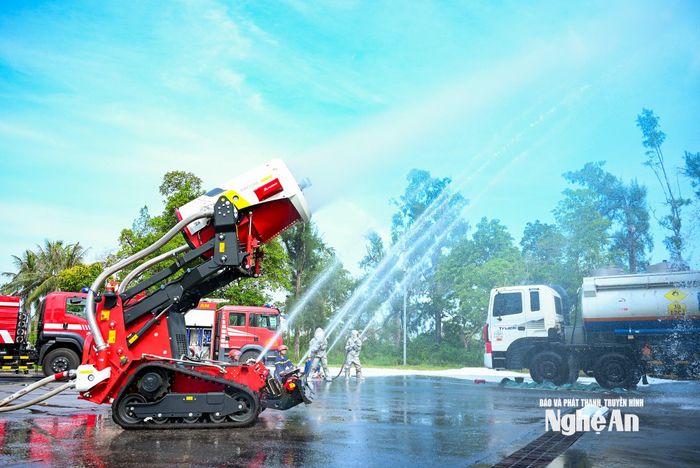 Robot chữa cháy được điều động tham gia diễn tập. Ảnh: Thành Cường
