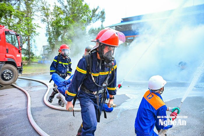 Khẩn trương đưa người bị nạn ra khỏi hiện trường vụ cháy. Ảnh: Thành Cường