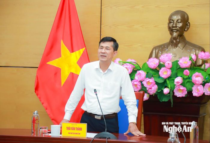 Phó Chủ tịch UBND tỉnh Thái Văn Thành báo cáo tại cuộc làm việc. Ảnh: Thành Duy