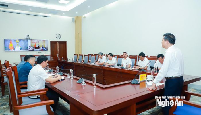 Phó Chủ tịch UBND tỉnh Thái Văn Thành báo cáo với Phó Thủ tướng Chính phủ và Ban Chỉ đạo theo hình thức trực tuyến. Ảnh: Thành Duy