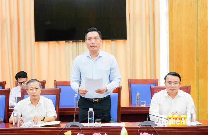 Giám đốc Sở Ngoại vụ Nghệ An Trần Khánh Thục báo cáo công tác Người Việt Nam ở nước ngoài của tỉnh Nghệ An. Ảnh: T.L