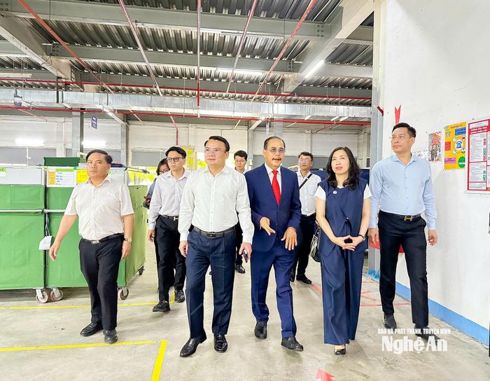 Đoàn công tác thăm cơ sở sản xuất Công ty Cổ phần May Minh Anh Kim Liên. Ảnh: PV