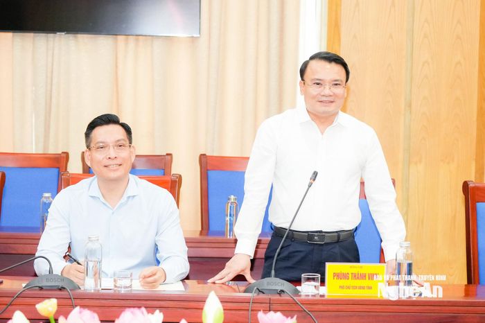 Phó Chủ tịch UBND tỉnh Phùng Thành Vinh phát biểu tại cuộc làm việc. Ảnh: T.L