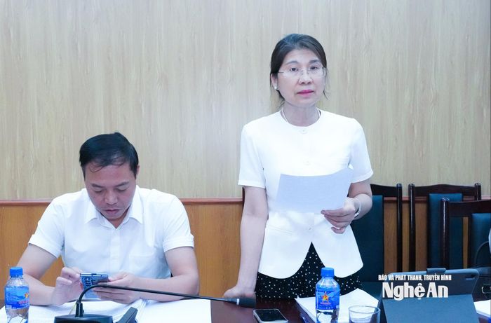 Trưởng ban Dân tộc HĐND tỉnh Lô Thị Kim Ngân nêu ý kiến tại cuộc làm việc. Ảnh: Mai Hoa