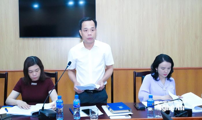 Phó Giám đốc Sở Văn hoá, Thể thao và Du lịch Bùi Công Vinh báo cáo kết quả thực hiện 3 chính sách của HĐND tỉnh về lĩnh vực văn hoá. Ảnh: Mai Hoa