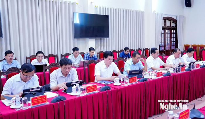 Các đồng chí Ủy viên Ban Thường vụ Tỉnh uỷ dự phiên họp. Ảnh: Phạm Bằng