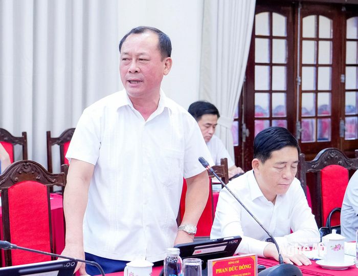 Đồng chí Phan Đức Đồng - Bí thư Đảng uỷ, Chủ tịch HĐND phường Trường Vinh phát biểu. Ảnh: Phạm Bằng