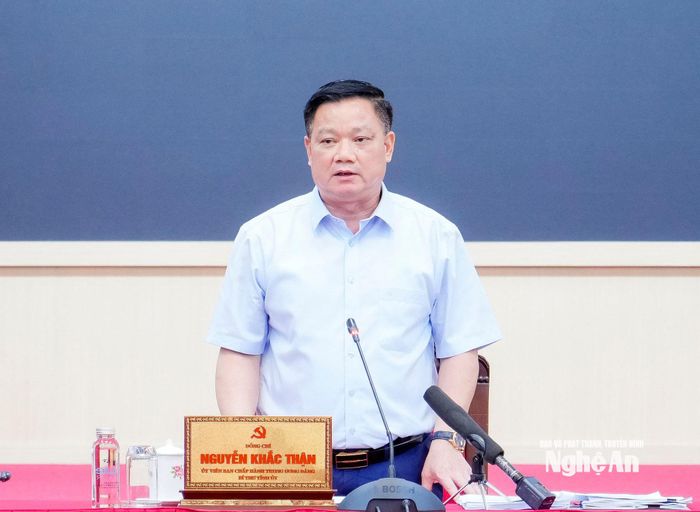 Đồng chí Nguyễn Khắc Thận - Ủy viên Trung ương Đảng, Bí thư Tỉnh uỷ, Trưởng đoàn ĐBQH tỉnh phát biểu kết luận phiên họp. Ảnh: Phạm Bằng
