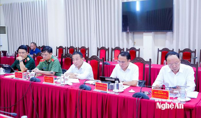 Các đồng chí Ủy viên Ban Thường vụ Tỉnh uỷ dự phiên họp. Ảnh: Phạm Bằng