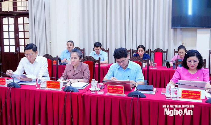 Các đồng chí Thường trực Tỉnh uỷ, Ủy viên Ban Thường vụ Tỉnh uỷ dự phiên họp. Ảnh: Phạm Bằng