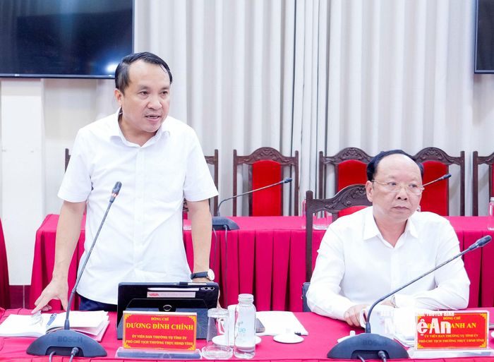 Đồng chí Dương Đình Chỉnh - Phó Chủ tịch Thường trực HĐND tỉnh phát biểu. Ảnh: Phạm Bằng