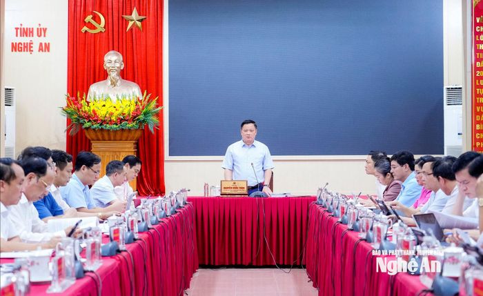 Đồng chí Nguyễn Khắc Thận - Ủy viên Trung ương Đảng, Bí thư Tỉnh uỷ, Trưởng đoàn ĐBQH tỉnh phát biểu kết luận phiên họp. Ảnh: Phạm Bằng