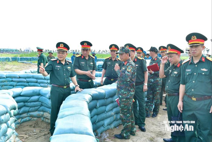 Thiếu tướng Vũ Văn Tùng - Ủy viên Ban Thường vụ Tỉnh ủy, Phó Trưởng ban Thường trực Ban Chỉ đạo diễn tập tỉnh, Chỉ huy trưởng Bộ Chỉ huy Quân sự tỉnh kiểm tra công tác chuẩn bị, xây dựng khu vực thực binh “Vòm phòng không bền vững”.