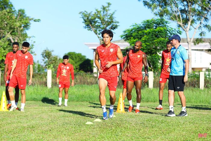 Ian Mai (SN 2004, Việt kiều Mỹ) cao 1m78, chơi khá đa năng khi có thể đá ở vị trí hậu vệ phải và tiền vệ phải, sẵn sàng dâng cao hỗ trợ tấn công khi có cơ hội.