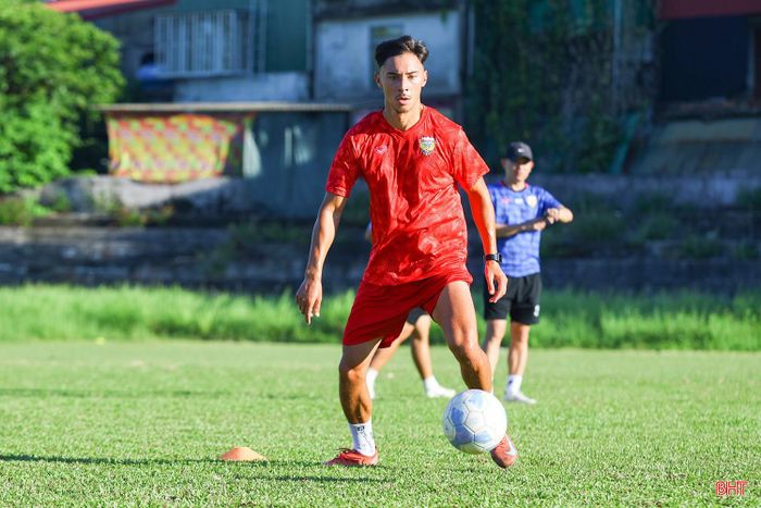Một Việt kiều khác cũng đang thử việc tại Hồng Lĩnh Hà Tĩnh là Jessy Nguyễn. Anh vẫn đang tiếp tục được đội bóng núi Hồng kiểm tra năng lực trước khi đưa ra quyết định.