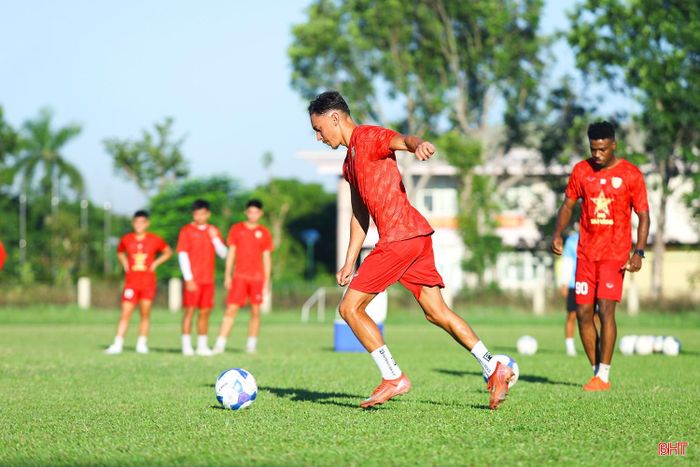 Jessy Nguyễn (SN 2001, Việt kiều Pháp) cao 1m80, có thể chơi linh hoạt ở vị trí tiền vệ phòng ngự, tấn công hoặc dọc hai cánh. Trước khi sang Việt Nam, Jessy Nguyễn thi đấu cho CLB SO Chatellerault thuộc giải hạng 5 Pháp.