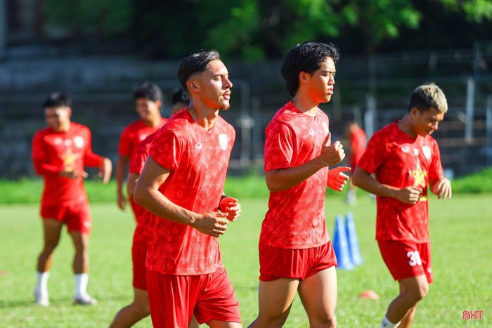 Để chuẩn bị cho mùa giải 2026/27, Hồng Lĩnh Hà Tĩnh tích cực tìm kiếm những cầu thủ Việt kiều sau khi chia tay Viktor Lê. Trong số những gương mặt được tạo điều kiện thử sức có Ian Mai (ở giữa hàng đầu) và Jessy Nguyễn (ngoài cùng bên trái hàng đầu). Sau quá trình tập luyện, Ian Mai gây ấn tượng và được ký hợp đồng.