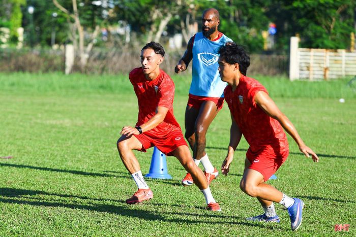 Trong thời gian thử việc, Ian Mai được ban huấn luyện theo dõi khá kỹ qua các buổi tập. Cầu thủ sinh năm 2004 cho thấy sự chủ động trong những tình huống phòng ngự, khả năng tranh chấp và hỗ trợ đồng đội. Bên cạnh chuyên môn, Ian Mai cũng nhanh chóng hòa nhập với đồng đội và thích nghi với yêu cầu chiến thuật của HLV Phan Như Thuật.
