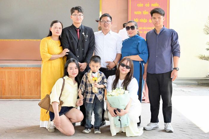 Gia đình luôn đồng hành, động viên Thế Đăng suốt chặng đường chinh phục mục tiêu trở thành bác sĩ. (Ảnh: NVCC)