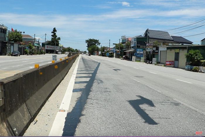 Xoá vạch xương cá tại Km 519+775 trên QL1, thuộc địa phận xã Cẩm Bình (Hà Tĩnh).