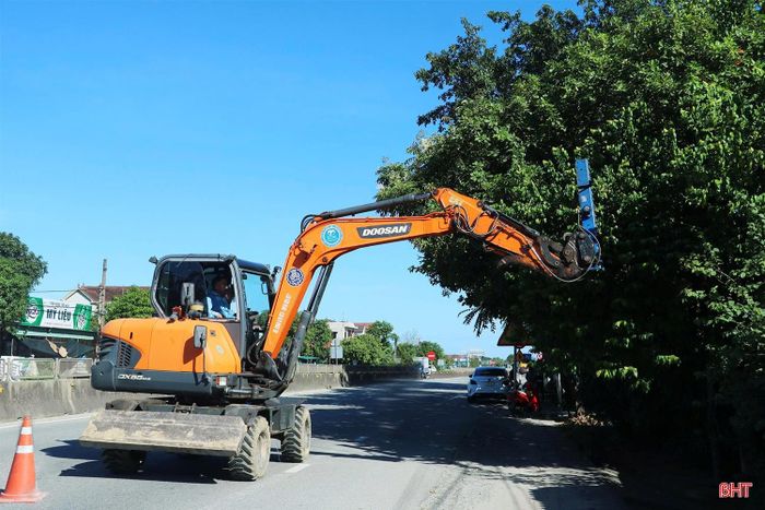 Công ty Cổ phần 456 - đơn vị bảo dưỡng thường xuyên tuyến QL1 qua địa bàn Hà Tĩnh đã huy động nhân lực, phương tiện để tiến hành khắc phục một số bất cập.