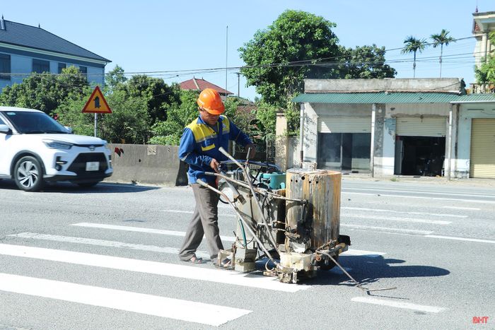 Sơn kẻ vạch đường trên tuyến QL1.