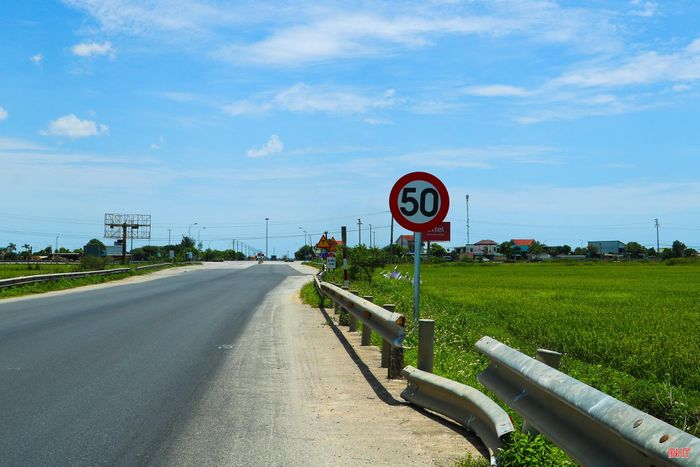 Đơn vị thi công QL 1 tuyến tránh TP Hà Tĩnh (cũ) đã thu hồi biển báo giới hạn tốc độ 60km/h trên tuyến.