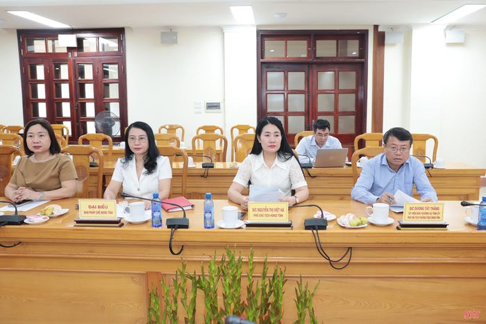 Các đồng chí: Dương Tất Thắng – Ủy viên BTV Tỉnh ủy, Phó Chủ tịch Thường trực HĐND tỉnh; Nguyễn Thị Việt Hà - Phó Chủ tịch HĐND tỉnh cùng các đại biểu tham dự lễ ký kết.