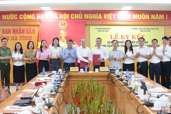 Đại biểu chúc mừng lễ ký kết quy chế phối hợp tiếp công dân giữa Chủ tịch UBND tỉnh và Thường trực HĐND tỉnh.