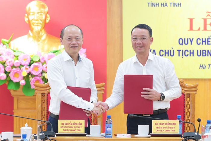 Đồng chí Nguyễn Hồng Lĩnh - Phó Bí thư Thường trực Tỉnh ủy, Chủ tịch HĐND tỉnh và đồng chí Phan Thiên Định – Phó Bí thư Tỉnh ủy, Chủ tịch UBND tỉnh ký kết quy chế phối hợp tiếp công dân.