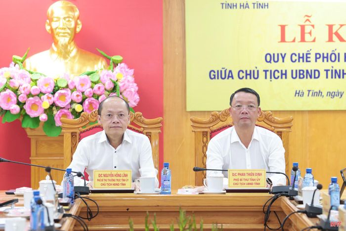 Các đồng chí chủ trì lễ ký kết.