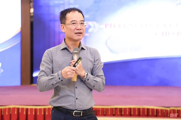 Ông Nguyễn Văn Hiếu, Phó Cục trưởng Cục Báo chí, Bộ VH-TT&DL trình bày các chuyên đề tại hội nghị.