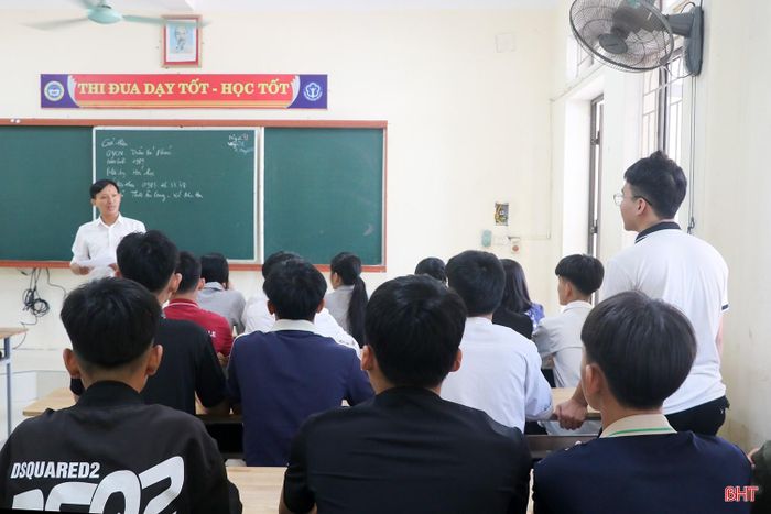 Giáo viên được phân công giảng dạy lớp 10 ở Trường THPT Cù Huy Cận chủ động làm quen với học sinh, phổ biến nội quy, quy chế trường học.