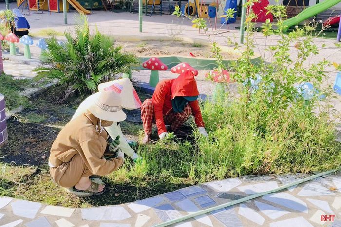 Giáo viên Trường Mầm non An Dũng (xã Đức Thịnh) vệ sinh trường lớp chuẩn bị cho năm học mới.