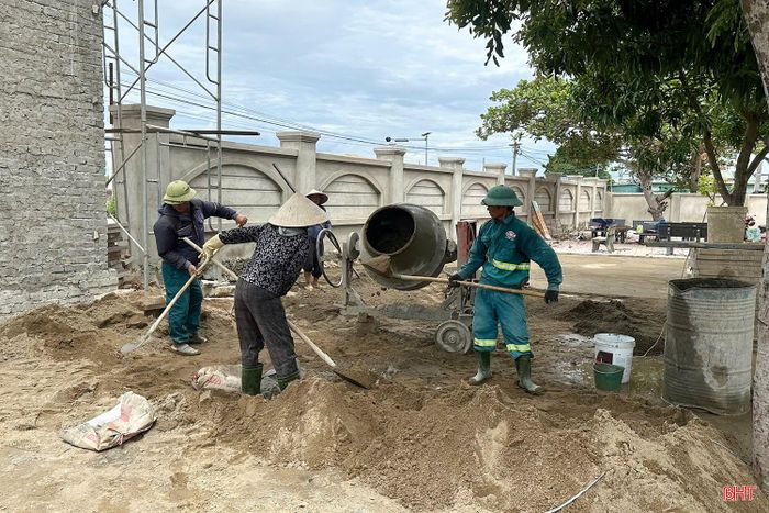 Trường Tiểu học Cẩm Quan đang đẩy nhanh tiến độ các công trình tu sửa nhà học, xây dựng cổng, tường bao.