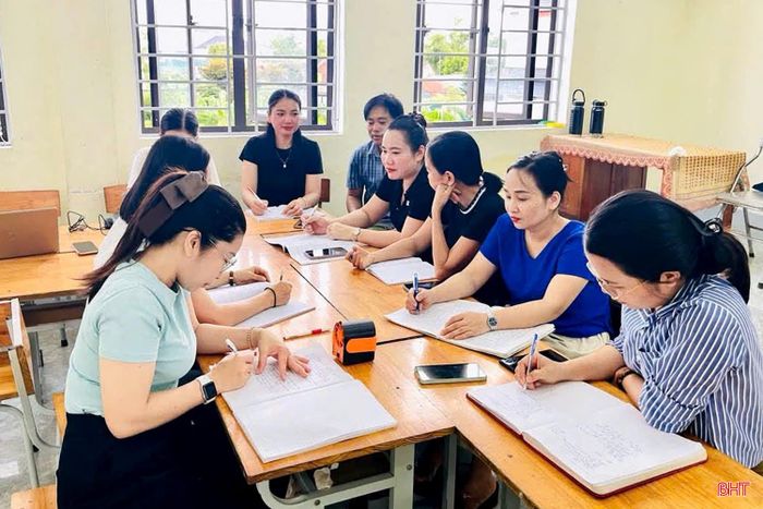 Giáo viên Trường Tiểu học Cẩm Quan nghiên cứu chương trình sách giáo khoa mới, trao đổi chuyên môn nghiệp vụ.