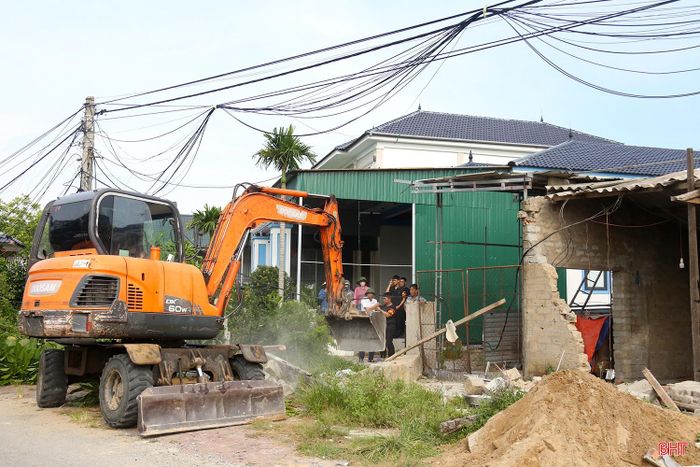 Ban cưỡng chế đã áp dụng biện pháp cưỡng chế tháo dỡ, di dời tài sản, vật kiến trúc, cây cối của hộ ông Dương Sơn nằm trong phạm vi giải phóng mặt bằng dự án.