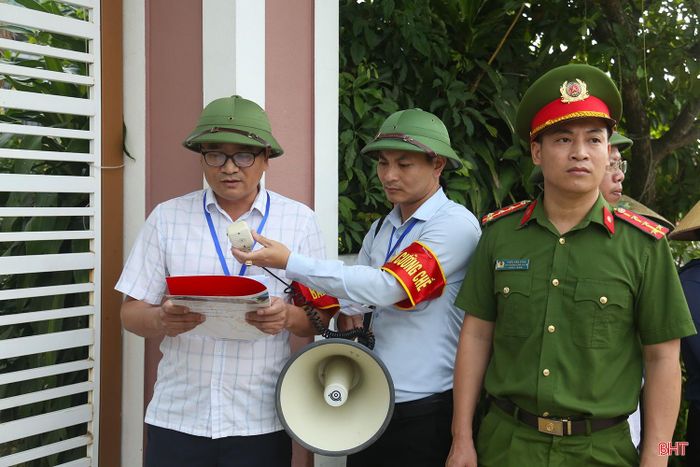 Trước đó, Ban cưỡng chế, Ủy ban Mặt trận Tổ quốc, các tổ chức chính trị - xã hội xã Tiên Điền đã nhiều lần tuyên truyền, vận động nhưng chủ hộ vẫn không nhận tiền hỗ trợ để bàn giao mặt bằng.